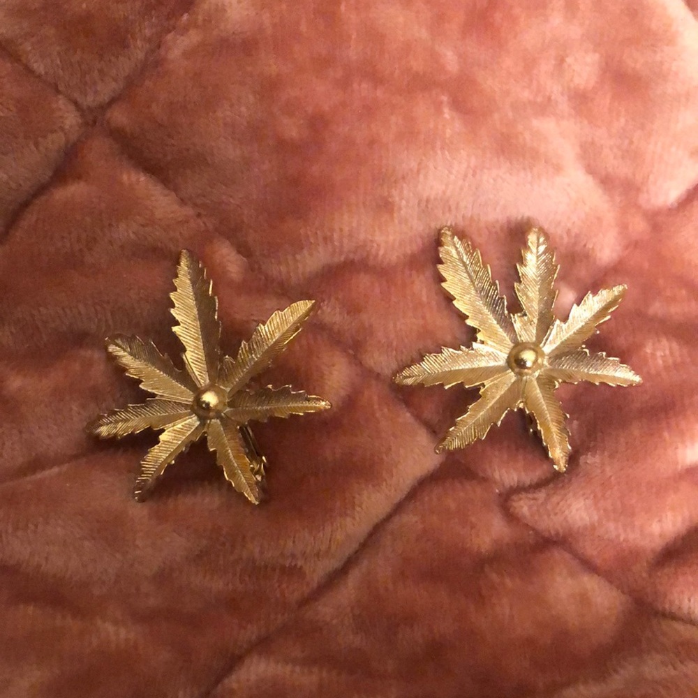 Sarah Coventry Vintage Palm Leaf Clip On Earrings